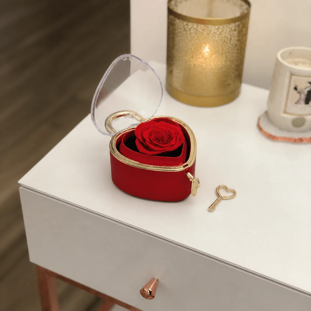 Rote Herzschmuckbox mit Seifenrose als Geschenk auf einem Tisch