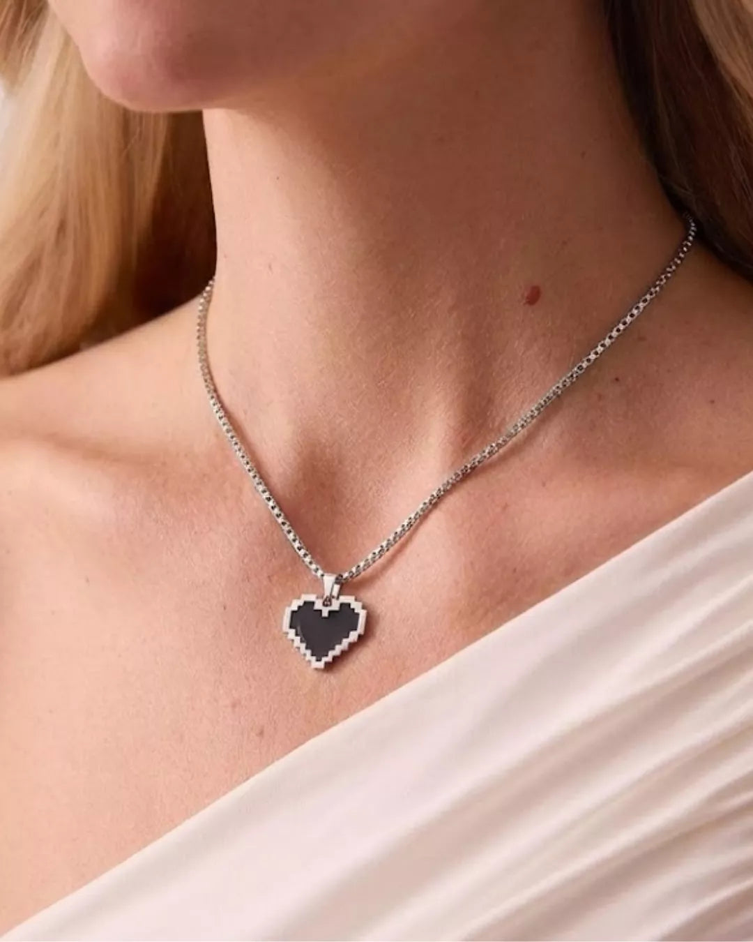 Schwarze Pixel Herz Halskette – Fühle die Liebe in jedem Pixel | Swaravo