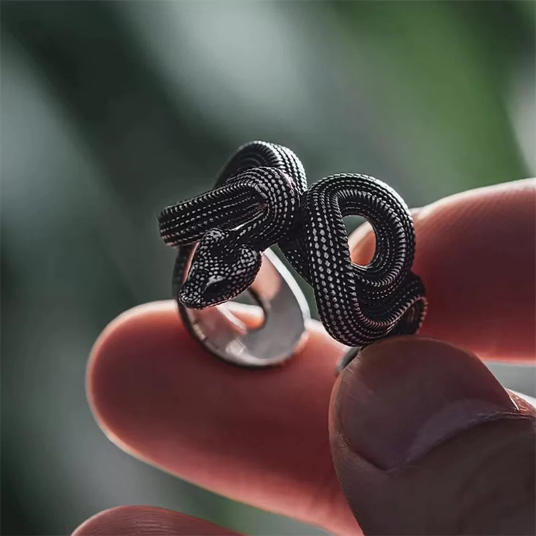 Der Venom Ring - Symbol für Stärke, Wandel & Schutz | Swaravo
