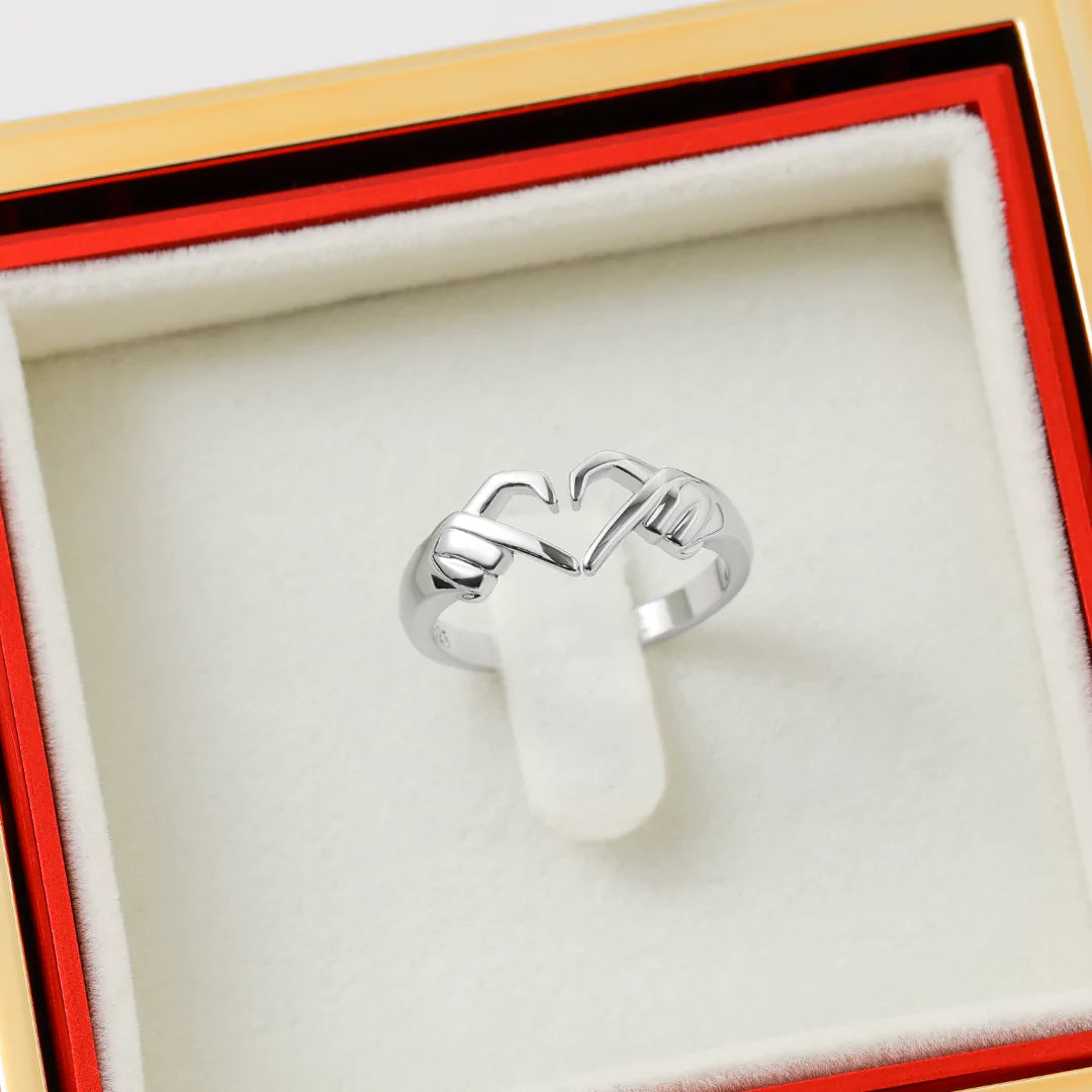 Bague cœur avec les doigts – Un symbole d’amour à porter | Swaravo