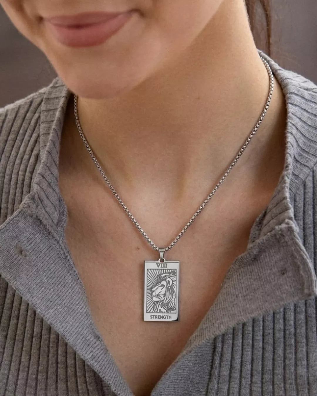 Tarot Karte Kraft VIII Löwe Halskette – Stärke, Mut & innere Kraft | Swaravo