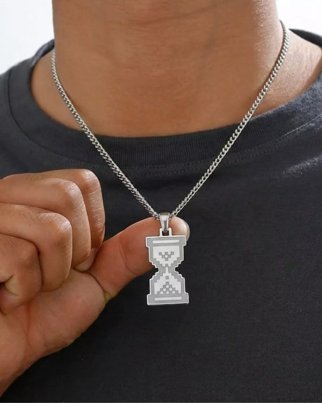 „Cherish Time“ Pixel Sanduhr Kette, Symbol für Zeit und Mut | Swaravo