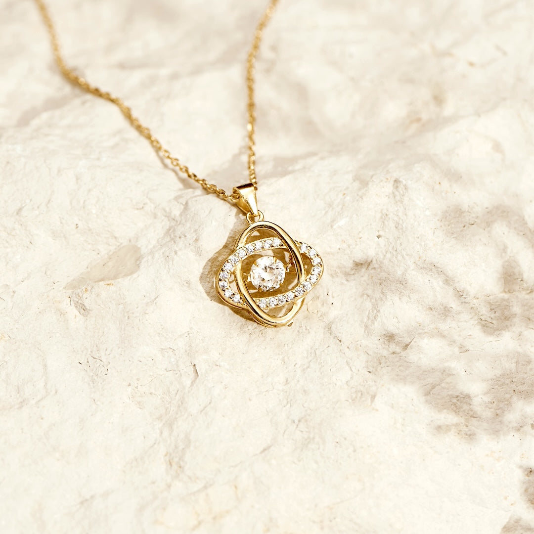 Fein gearbeiteter Anhänger in Infinity-Form mit Zirkonia – hochwertig vergoldet und elegant gebogen für ein zeitloses Design