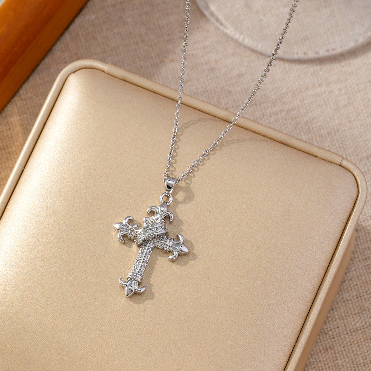 Silberne Lilien-Krone-Kreuz-Kette mit funkelnden Zirkonia – elegantes Accessoire mit spiritueller Bedeutung