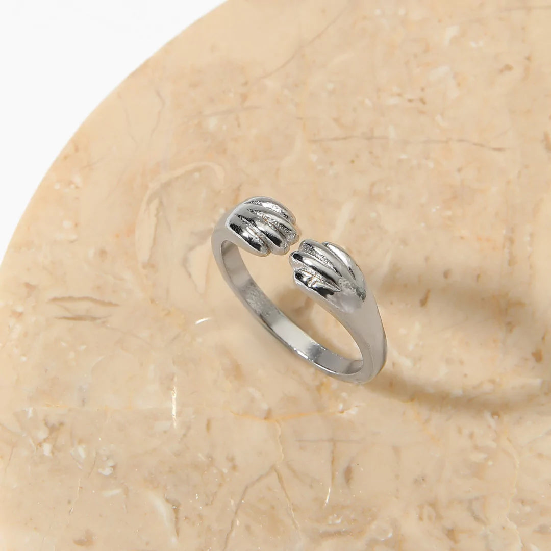 Silberner Ring in Pfotenform – zärtlicher Katzenliebhaber-Schmuck