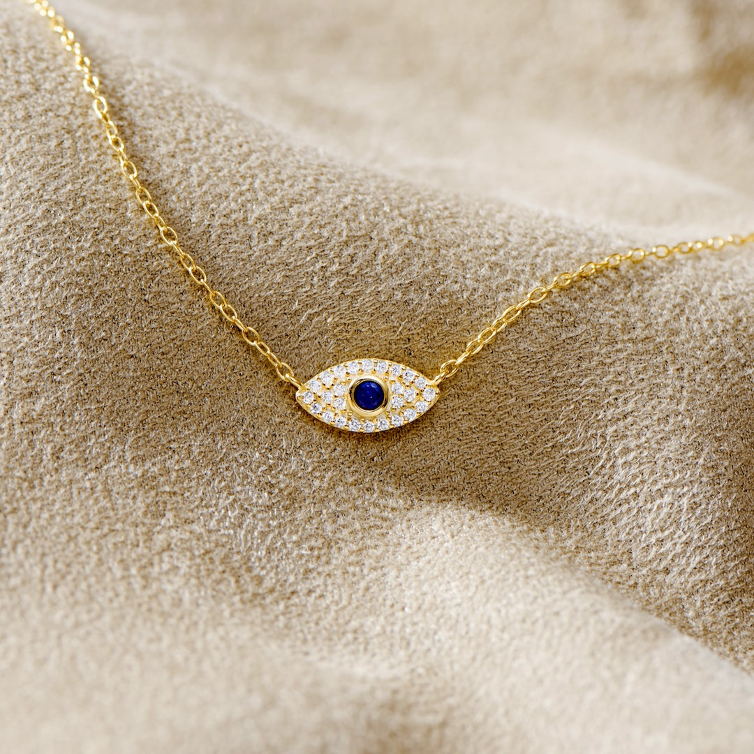 Detailaufnahme der Evil Eye Halskette mit Zirkonia-Stein