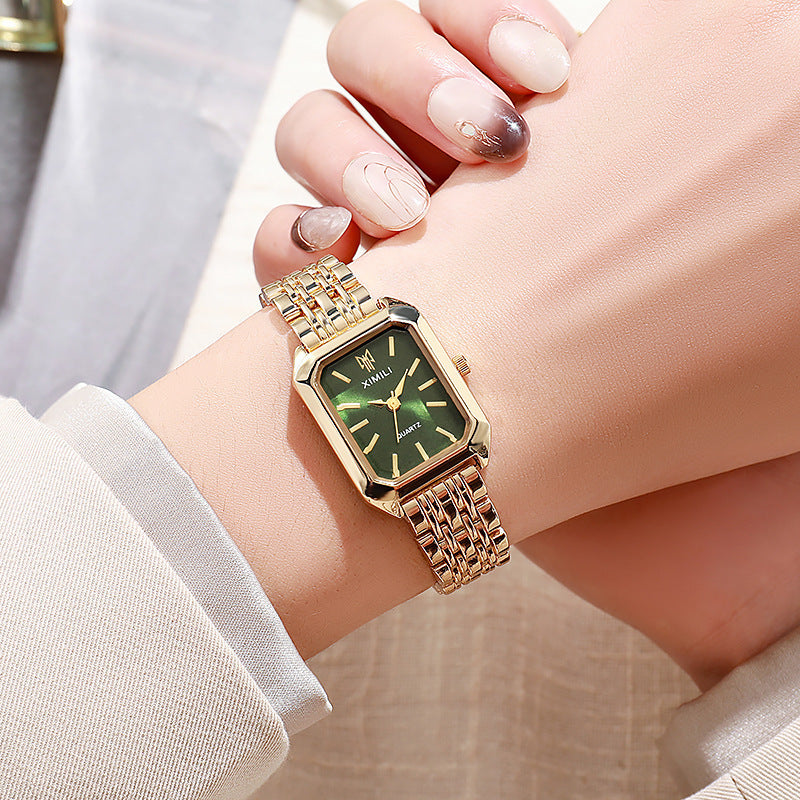 Vintage-inspirierte Swaravo Uhr am Handgelenk – elegantes Accessoire für Frauen