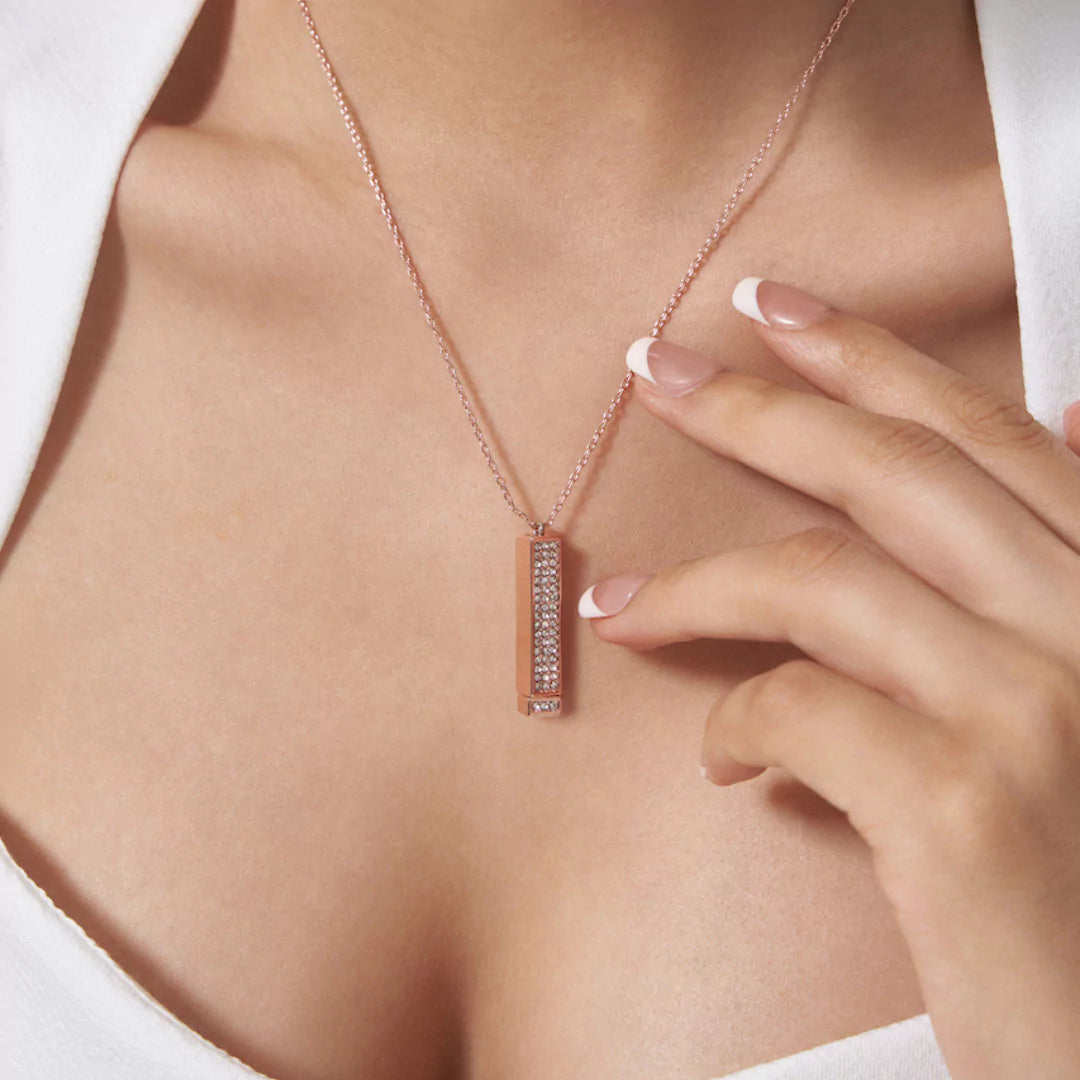 model zeigt das sparkling halskette