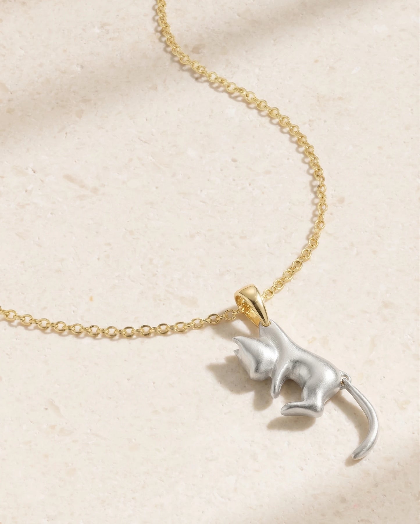 金色之手與銀色貓咪項鍊 — 為愛貓之人而生 | Swaravo