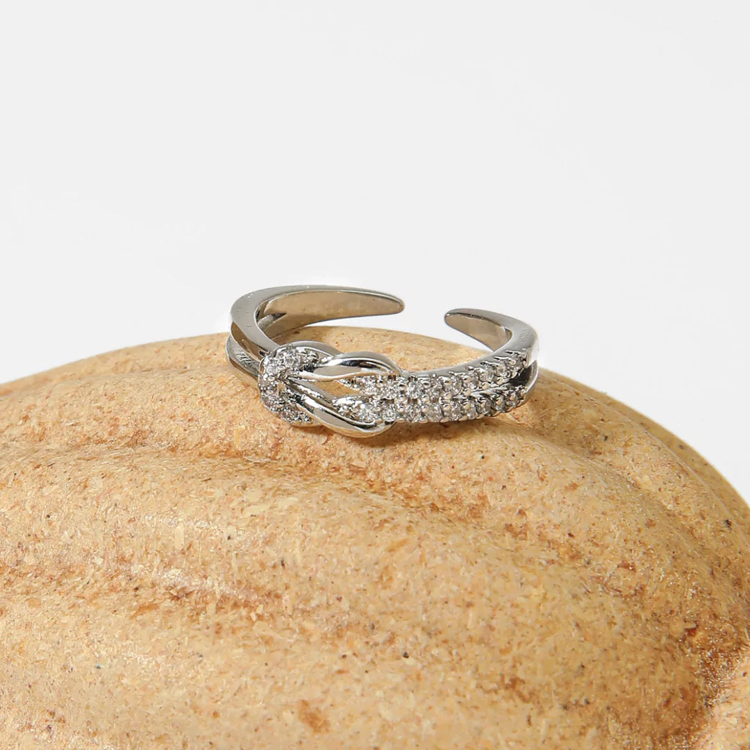 Detailbild des Knotenrings – elegante Form als Zeichen ewiger Verbundenheit