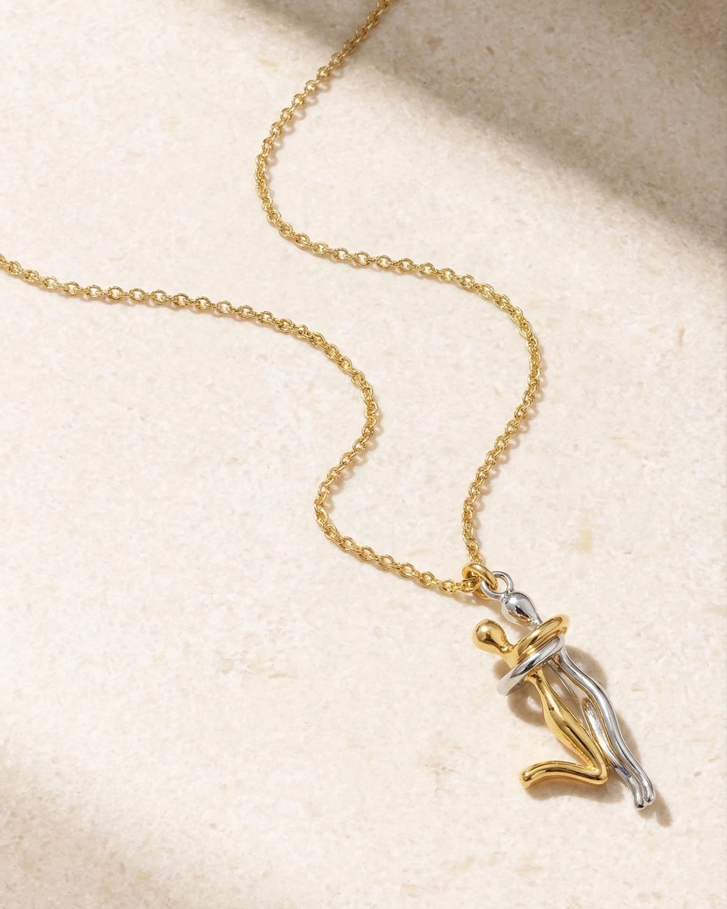 Unis pour toujours – Collier étreinte en or 18 carats | Swaravo