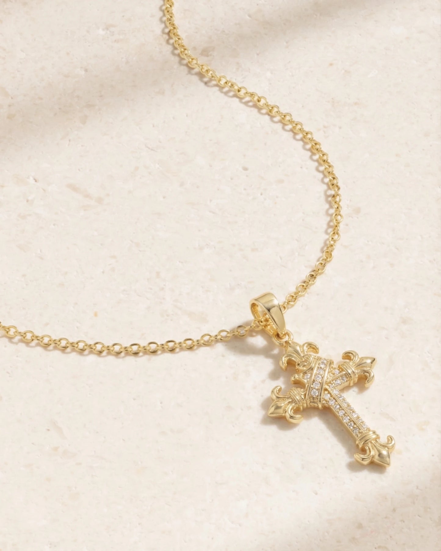 Collier croix lys et couronne – plaqué or, étincelant | Swaravo