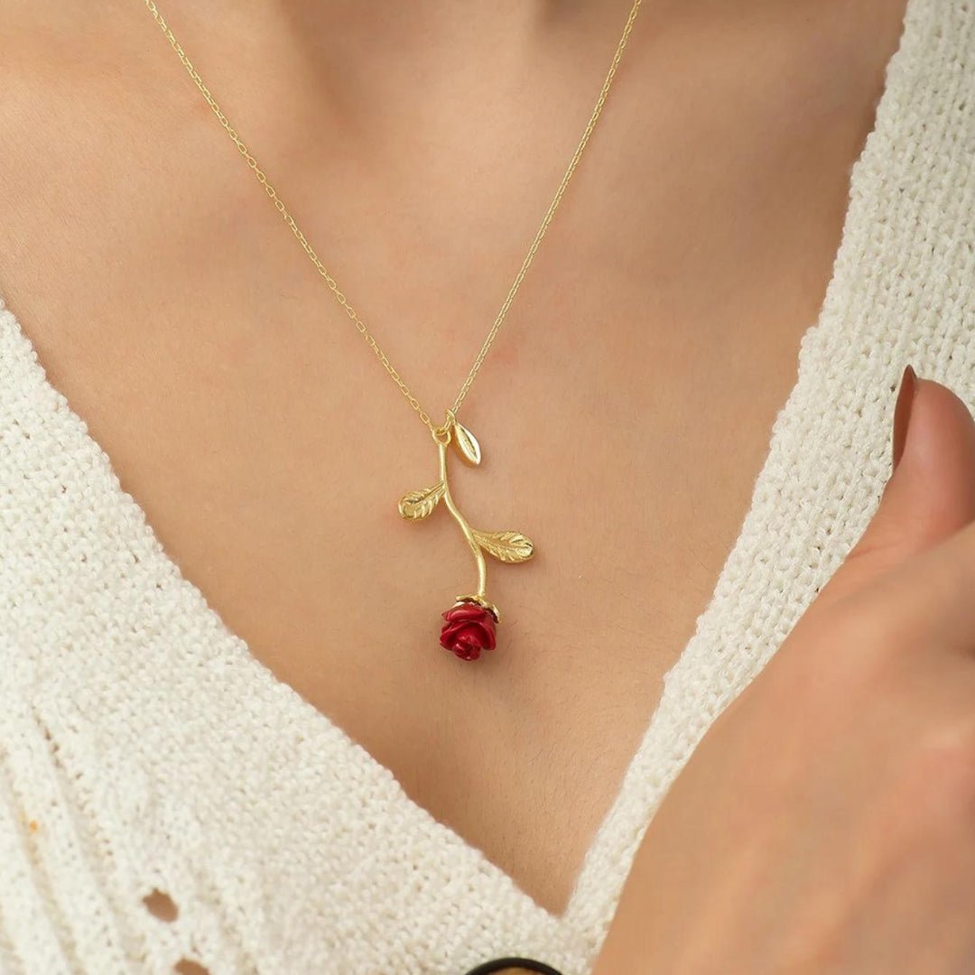 Frau trägt die Red Rose Halskette mit goldfarbenem Stiel – romantischer Look für jeden Anlass