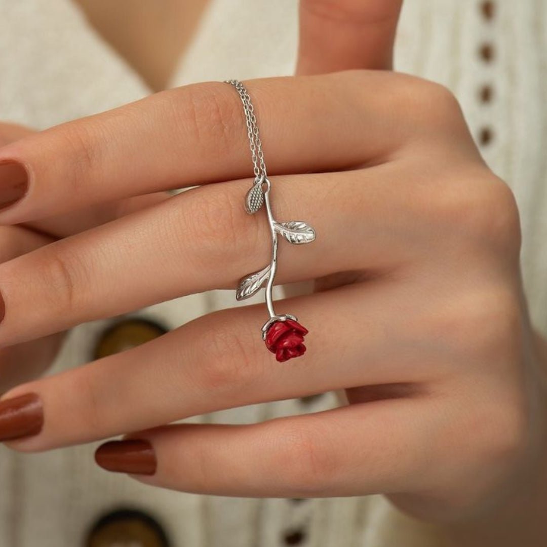 Upside Down Rose in Silber – fein gearbeiteter Anhänger mit natürlicher Linienführung