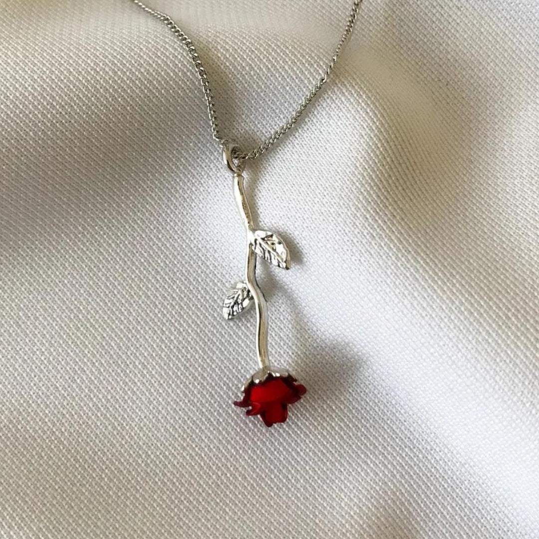 Silberfarbene Variante der Red Rose Halskette mit langem Rosenstiel – filigran und elegant