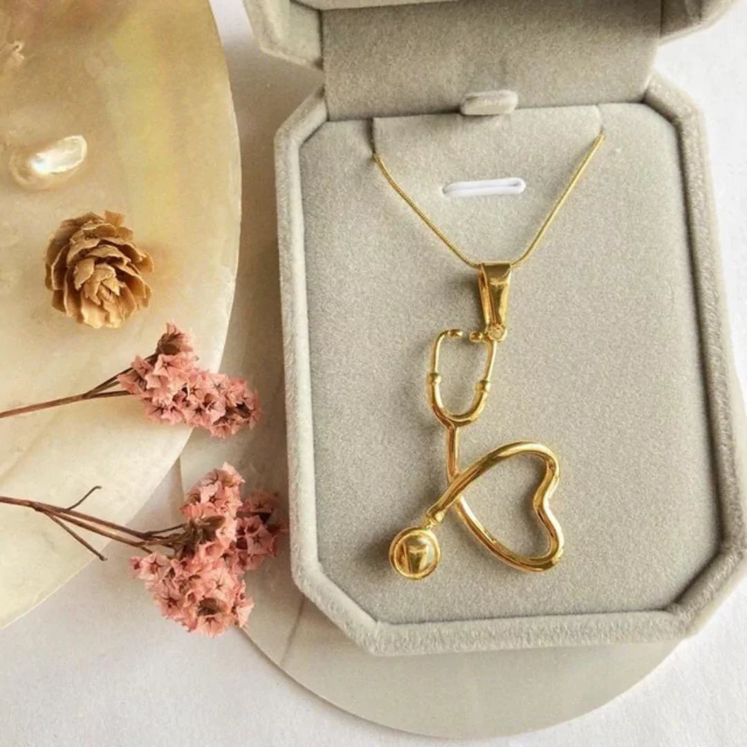 Geöffnete Geschenkbox mit der goldenen Stethoskop-Halskette – perfekt als Geschenk für Rettungssanitäter:innen