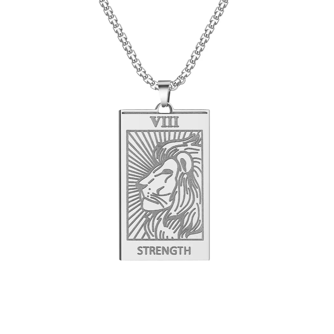 Tarot Karte Kraft VIII Löwe Halskette von Swaravo – Symbol für Stärke, Mut und innere Kraft, modernes spirituelles Schmuckdesign in Silber.