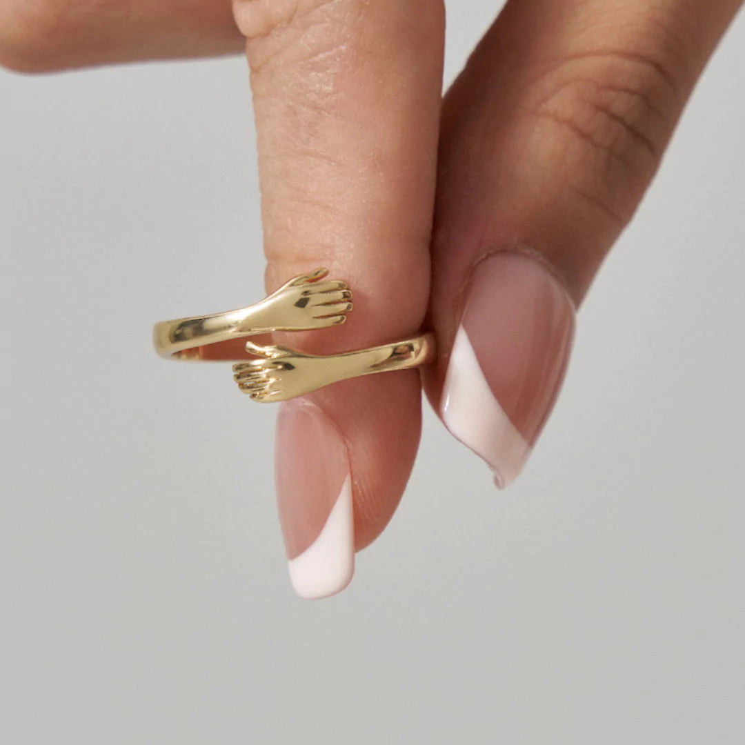 Tragebild eines Umarmungsrings in Gold oder Silber – zarter Schmuck als Zeichen von Zuneigung