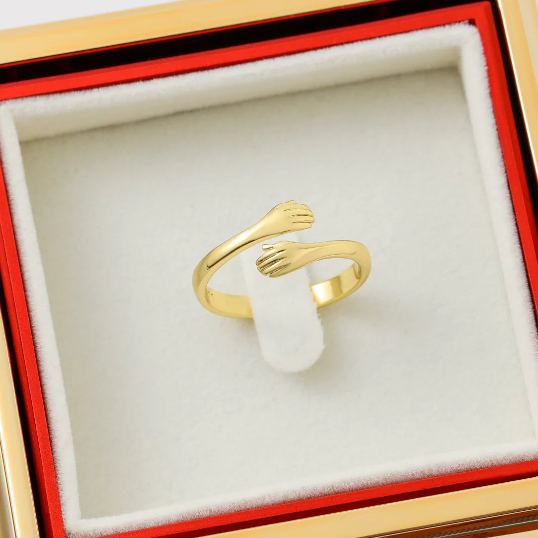 Goldener Umarmungsring liebevoll in Geschenkbox verpackt – perfektes Präsent für einen besonderen Menschen