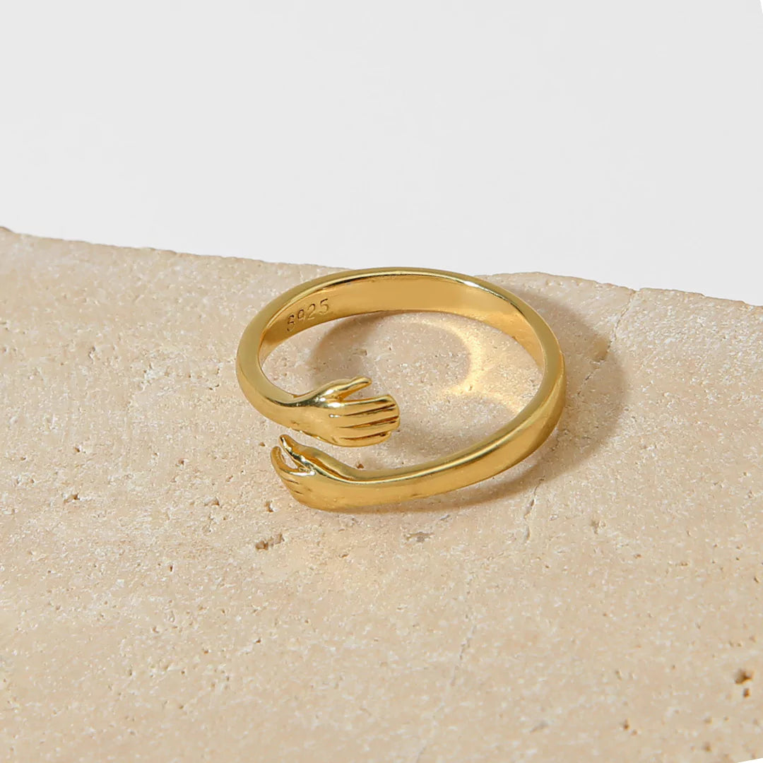 Glänzende Oberfläche des Umarmungsrings in Gold – hochwertig verarbeitet und angenehm zu tragen