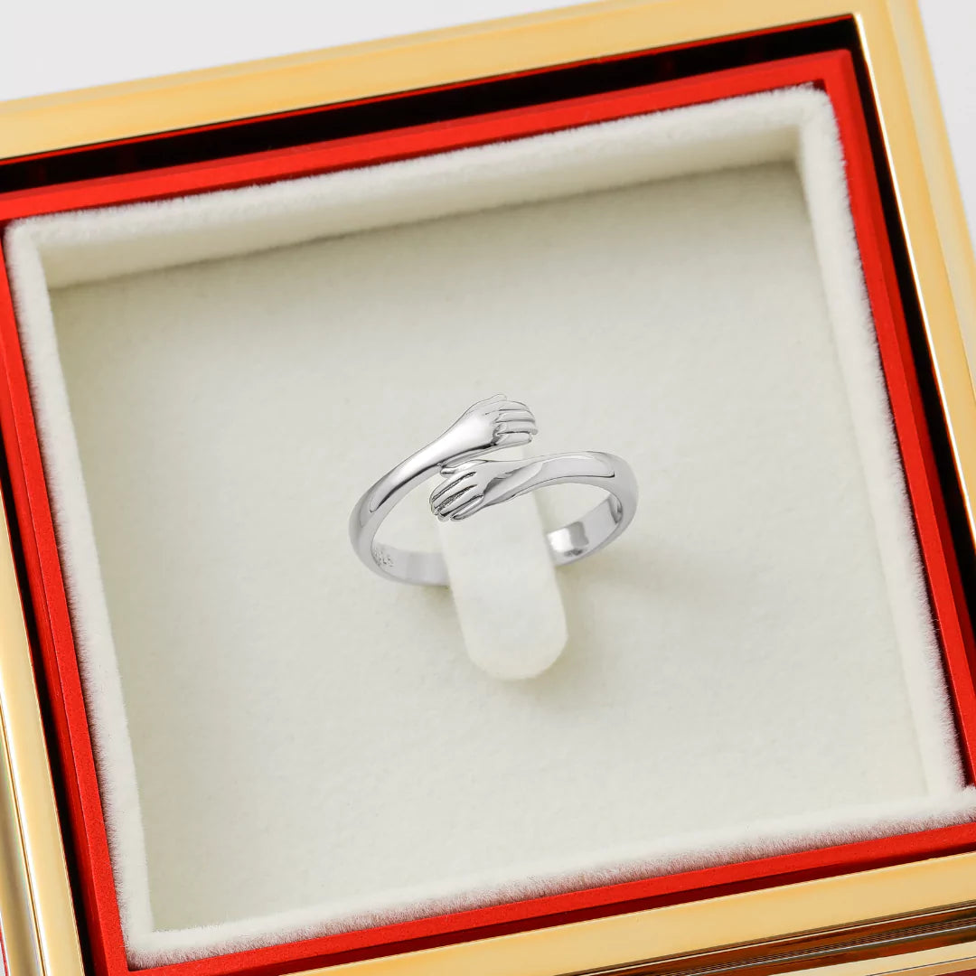 Silberner Umarmungsring in edler Geschenkverpackung – Symbol für Liebe und Zuneigung