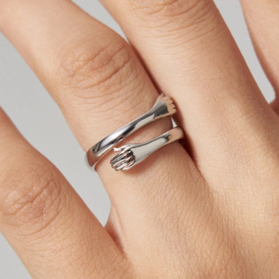 Feiner Umarmungsring aus Silber getragen – dezenter Schmuck für Nähe und Liebe
