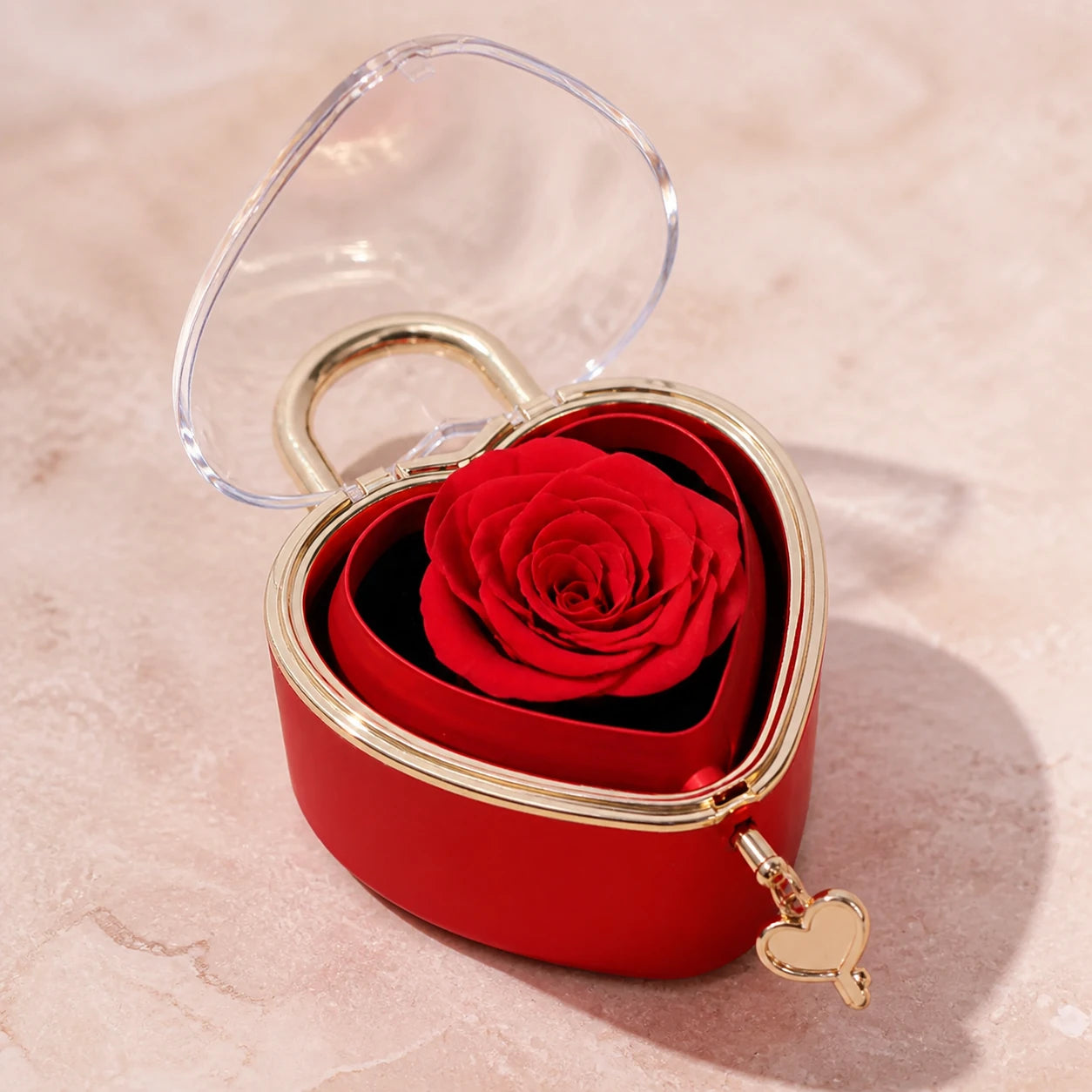 Detail der roten Herzschmuckbox mit Seifenrose und goldfarbenem Rand