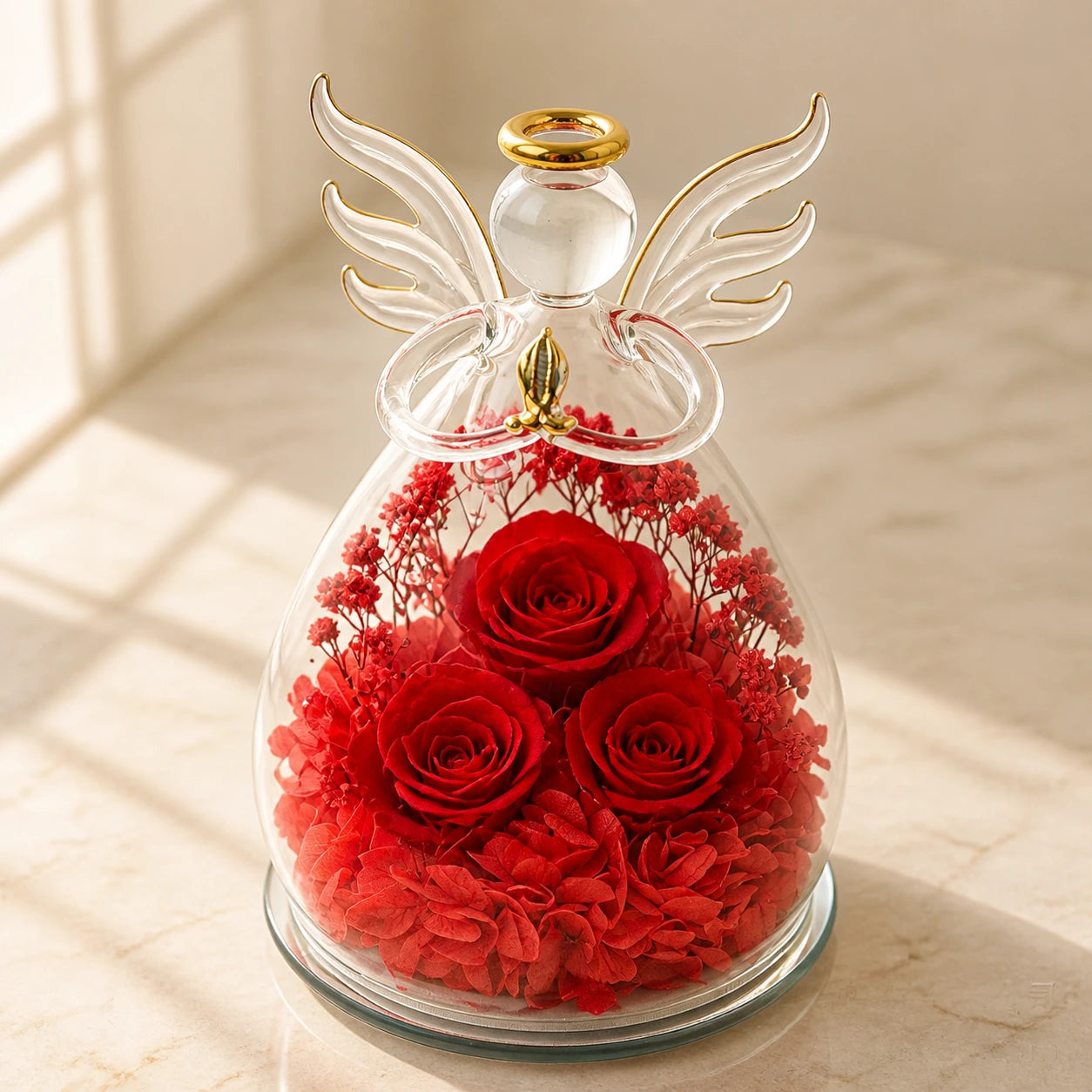 Detail des großen Glasengels mit drei roten Rosen und goldfarbenen Konturen