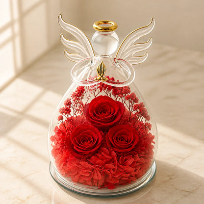 Detail des großen Glasengels mit drei roten Rosen und goldfarbenen Konturen