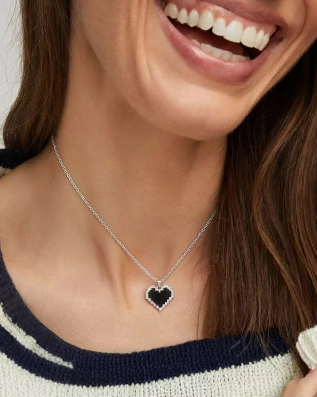 Schwarze Pixel Herz Halskette – Fühle die Liebe in jedem Pixel | Swaravo