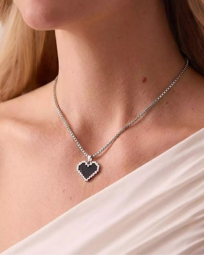 Schwarze Pixel Herz Halskette – Fühle die Liebe in jedem Pixel | Swaravo