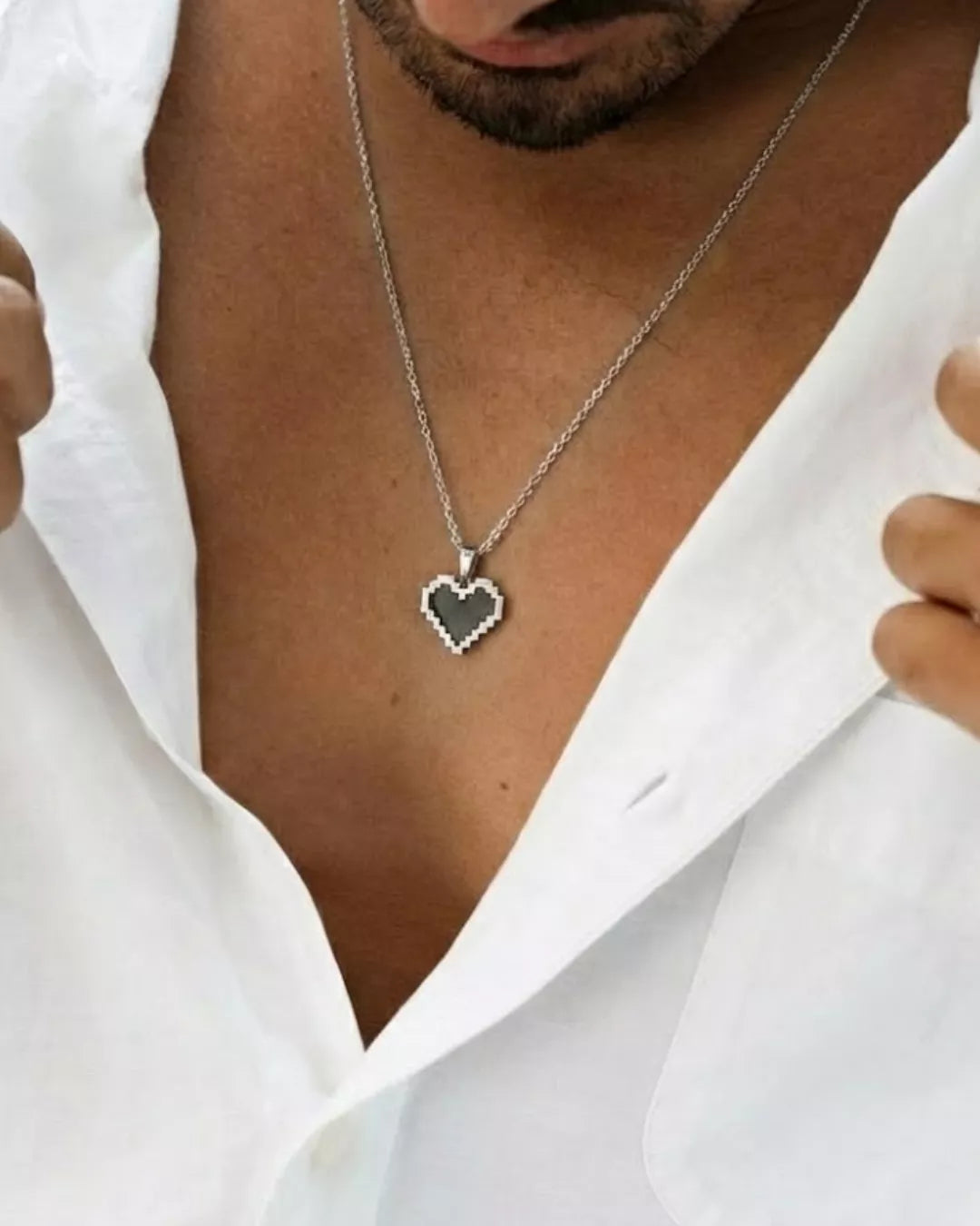 Schwarze Pixel Herz Halskette – Fühle die Liebe in jedem Pixel | Swaravo