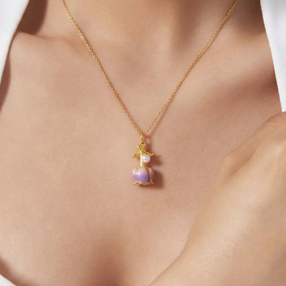 Aurora Schmuck mit Glockenblume Motiv, steht für Liebe, Dankbarkeit und Zusammengehörigkeit.