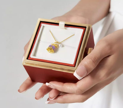 Aurora Glockenblume Halskette als liebevolles Geschenk, das Dankbarkeit, Anerkennung und Einheit ausdrückt.