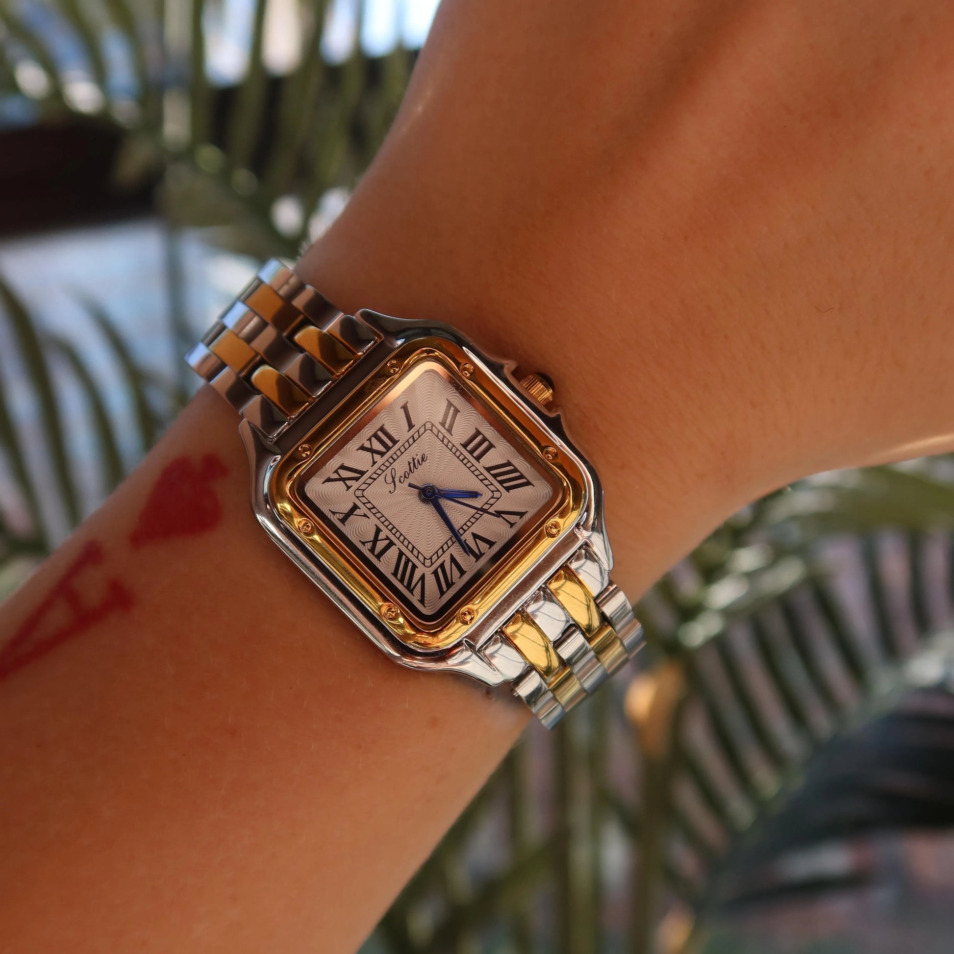 Die Scottie Uhr in zweifarbigem Edelstahl, kombiniert mit modernem Outfit – ein zeitloses Accessoire für jeden Anlass.