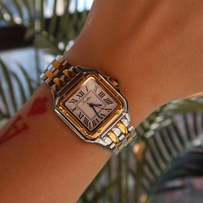 Die Scottie Uhr in zweifarbigem Edelstahl, kombiniert mit modernem Outfit – ein zeitloses Accessoire für jeden Anlass.