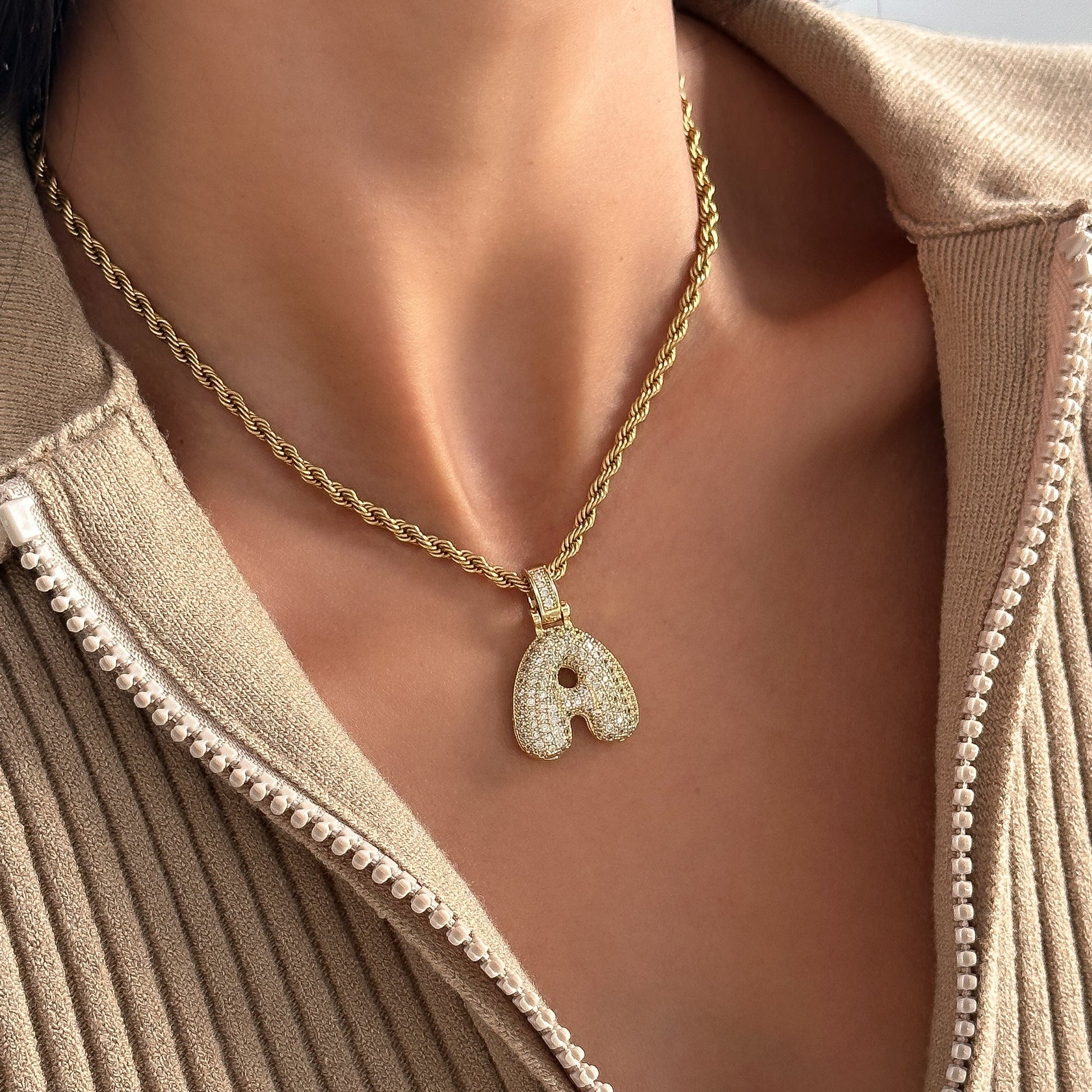 Model trägt die ICY Bubble Buchstaben-A-Halskette in Gold – ein eleganter, personalisierter kette
