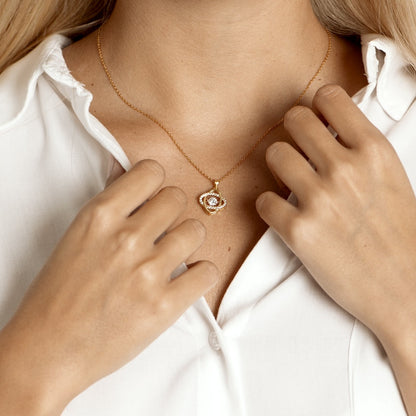 Swaravo Infinity Love Knot Halskette dezent getragen am Hals – zartes Symbol der Verbundenheit