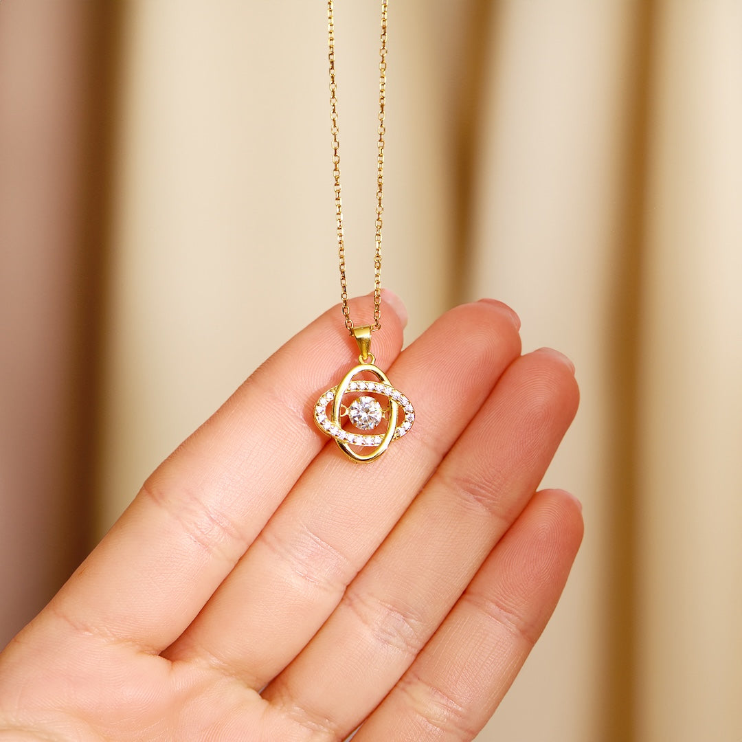 Detailansicht des vergoldeten Infinity-Knotens mit Zirkonia – filigran und elegant verarbeitet