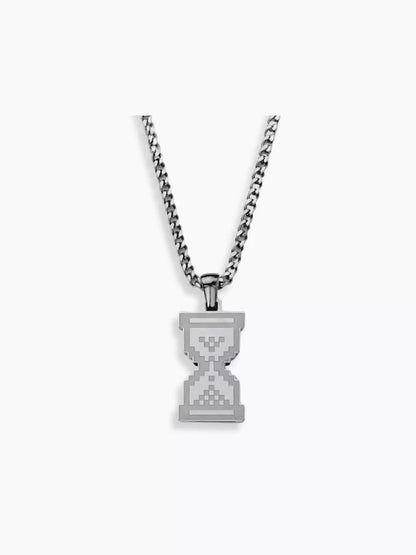 „Cherish Time“ Pixel Sanduhr Kette, Symbol für Zeit und Mut | Swaravo