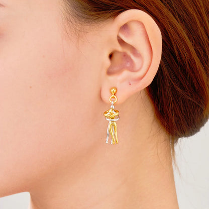 Eine Frau trägt die Swaravo Umarmungs-Ohrringe in Gold – eleganter Schmuck mit emotionaler Botschaft