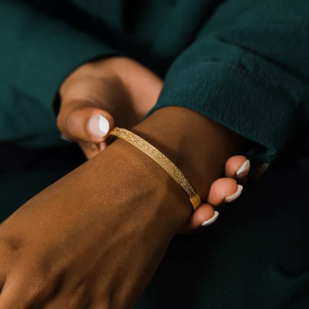 Model trägt das Ayatul Kursi Armband 18 K vergoldet – Swaravo Schmuck