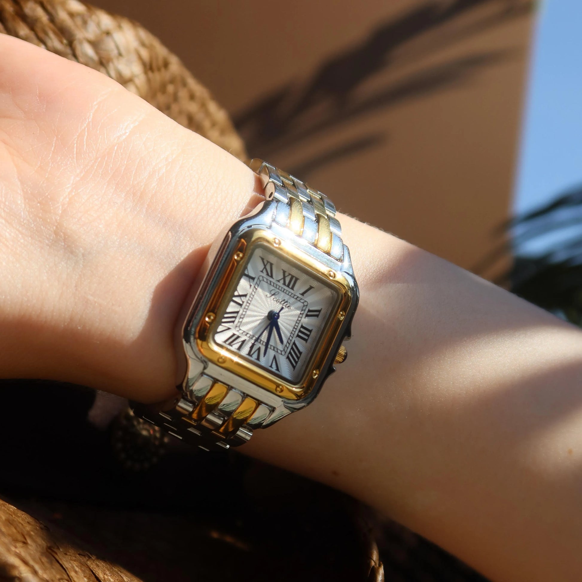 Die elegante Scottie Two-Tone Armbanduhr getragen am Handgelenk – stilvolles Vintage-Design mit edlem Gold-Silber-Look.