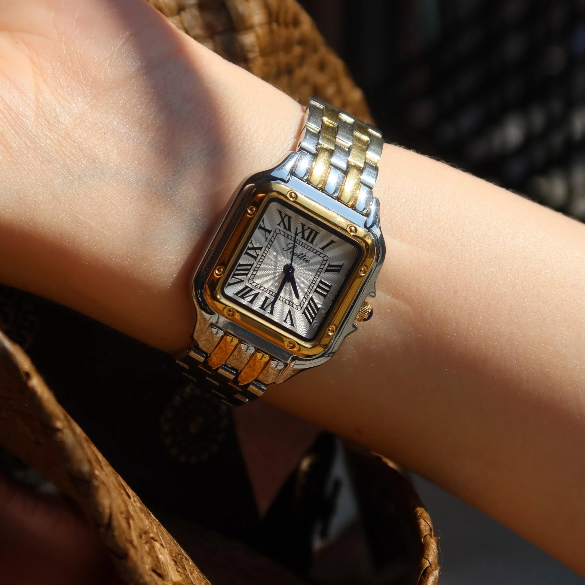 Die Scottie Two-Tone Watch glänzt am Handgelenk – stilvoll, präzise und perfekt für Business oder Freizeit.