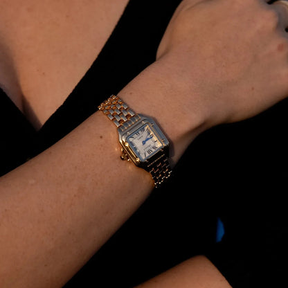 Die goldene Swaravo Grealy Uhr elegant am Handgelenk einer Frau getragen – dezenter Glanz und vintage-inspirierter Stil für jeden Tag.