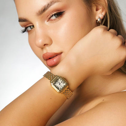 Die Swaravo Grealy Vintage-Uhr getragen von einer Frau – stilvoll, elegant und perfekt für jeden Anlass.