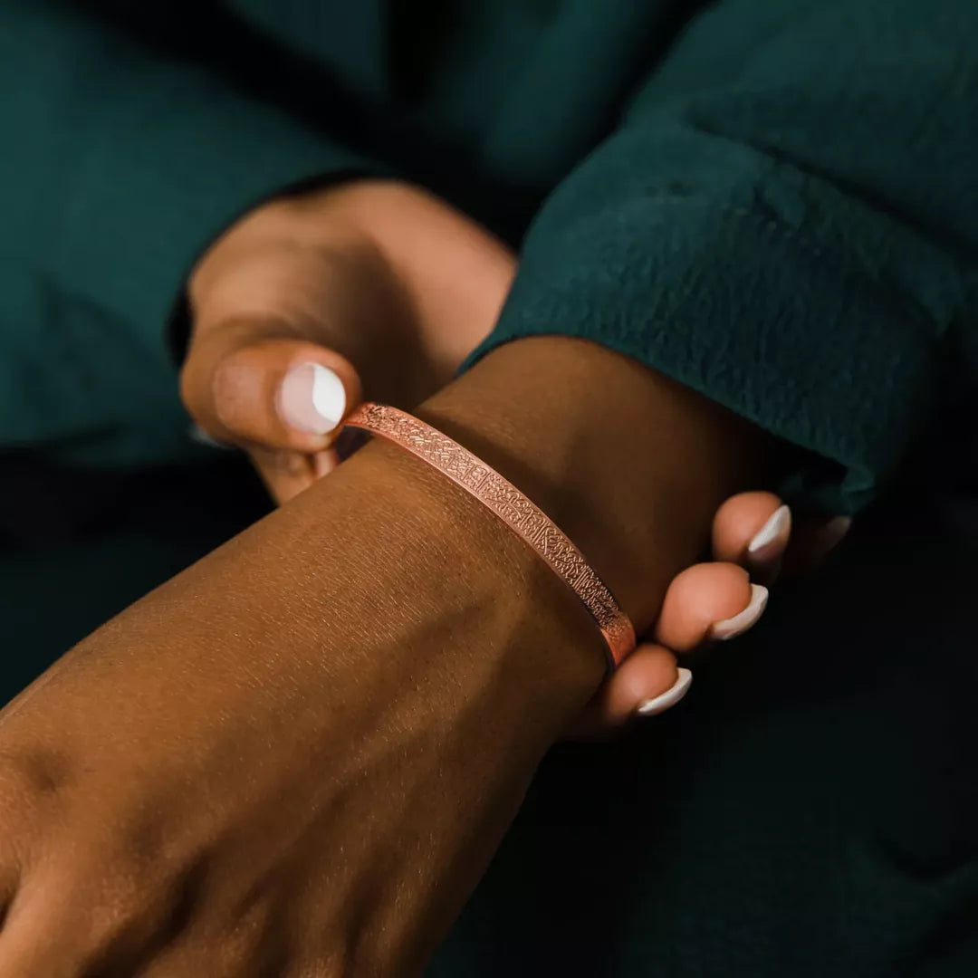 Model trägt das Ayatul Kursi Armband in Roségold – Swaravo Design Schmuck