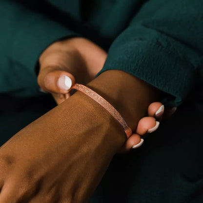 Model trägt das Ayatul Kursi Armband in Roségold – Swaravo Design Schmuck