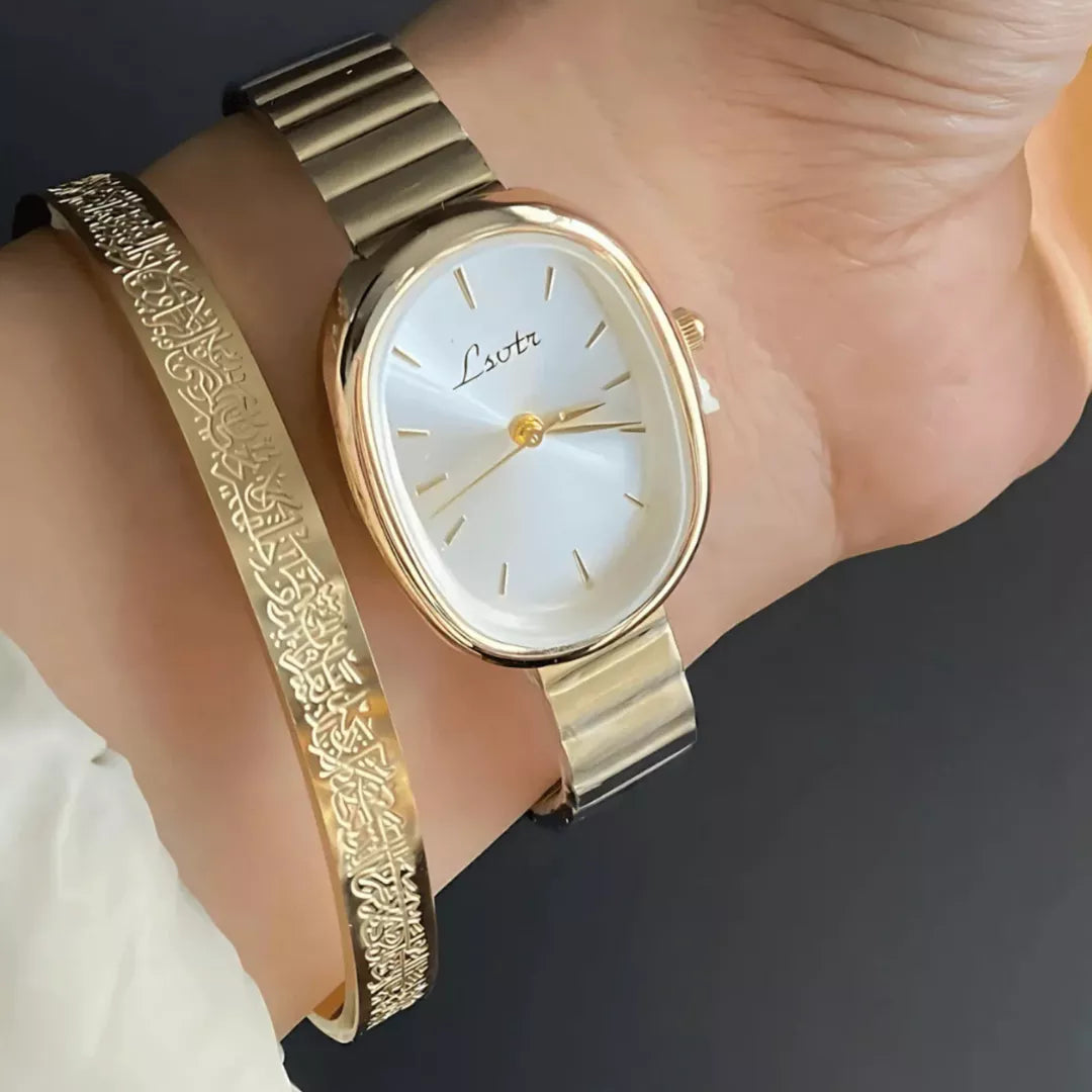 Ayatul Kursi Armband und Uhr am Handgelenk – Detailaufnahme Swaravo Schmuck