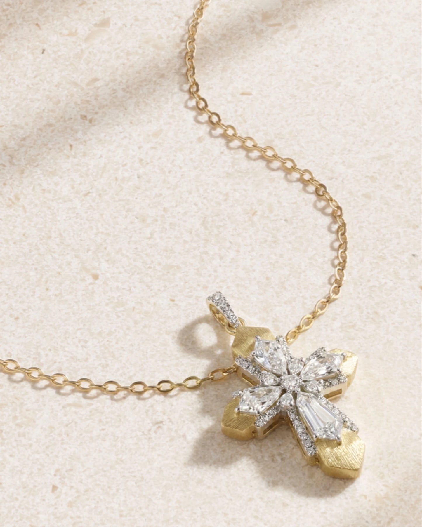 Baroque cross necklace with cubic zirconia – 18K gold plated | Swaravo